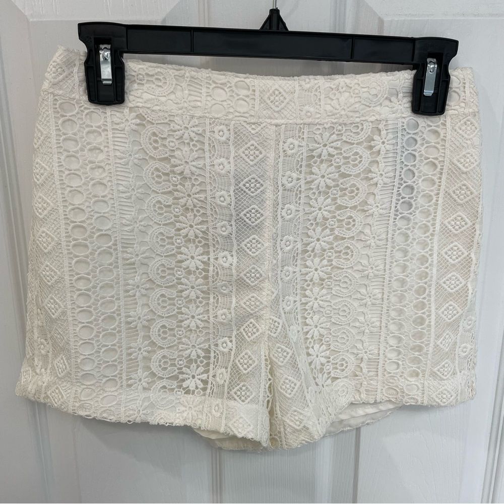 Hollister White Crochet 3 Inch Shorts Fully Lined Women’s Junior’s Size 3
